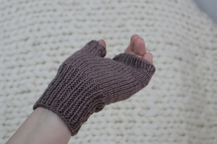 Wełniany zestaw zimowy 3w1 - 100% wełna merino, francuz, rękodzieło, rozmiar - uniwersalny, damski, kolor - ciemny beż, mitenka, na dłoni damskiej, rozmiar 8