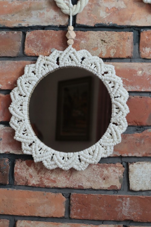 Lustro ∅20 cm, brązowe, oplot - naturalne złoto, rękodzieło, na ceglanej ścianie