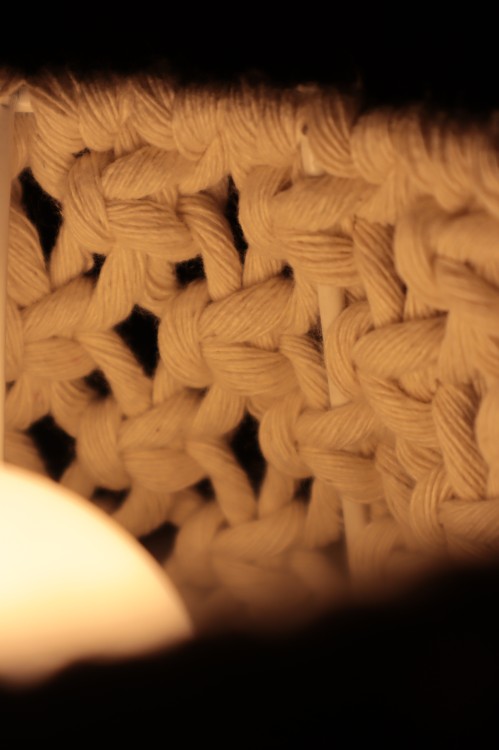 Abażur makramowy ∅24cm, wzór -płaski, kolor - ecru, rękodzieło - zbliżenie na szczegół