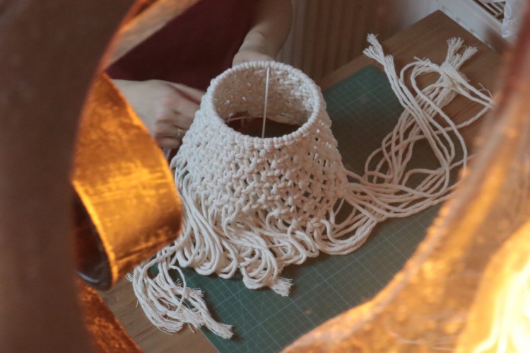 Abażur makramowy ∅24cm, wzór -płaski, kolor - ecru, rękodzieło, podczas plecenia