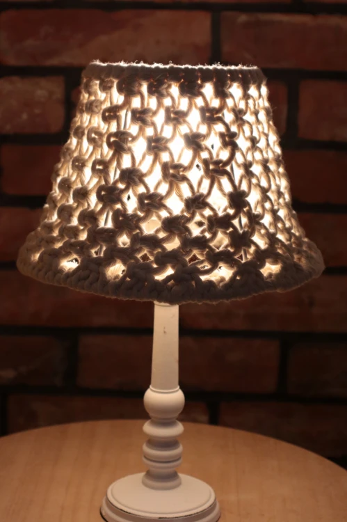 Abażur makramowy ∅24cm, wzór -płaski, kolor - ecru, rękodzieło, przykładowa aranżacja, oświetlony, dark mood