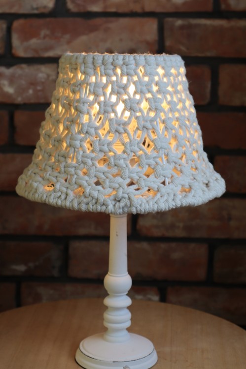 Abażur makramowy ∅24cm, wzór -płaski, kolor - ecru, rękodzieło, przykładowa aranżacja, oświetlony