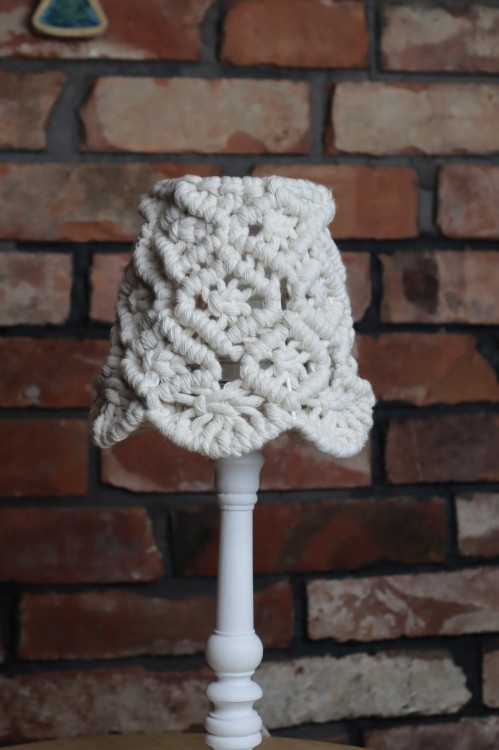 Abażur makramowy ∅16cm, wzór - diament, kolor - ecru, rękodzieło - przykładowa aranżacja