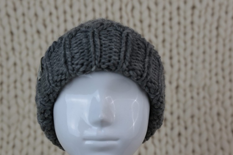 Wełniana czapka Eskimo - rękodzieło, 100% wełna peruwiańska, rozmiar - 48-50 cm(4-6 lat), dziecięca , kolor - szary, widok z przodu, czapka wywinięta
