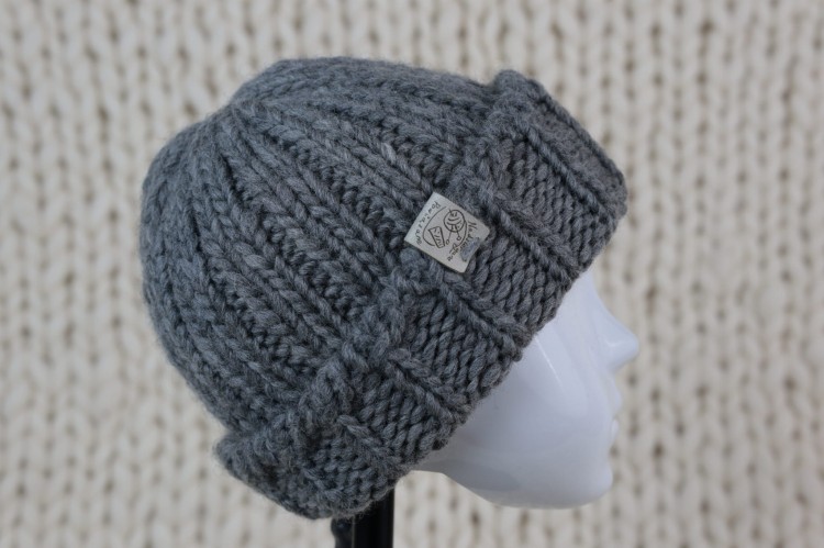 Wełniana czapka Eskimo - rękodzieło, 100% wełna peruwiańska, rozmiar - 48-50 cm(4-6 lat), dziecięca , kolor - szary, widok z boku, czapka wywyinięta