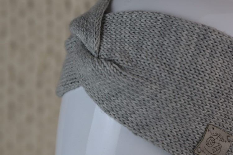 Opaska na uszy wełniana podwójna twist z węzłem, 100% wełna merino, rękodzieło, kolor - jasny szary, zbliżenie