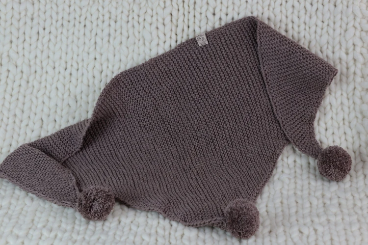 Wełniany zestaw zimowy 3w1 - 100% wełna merino, francuz, rękodzieło, rozmiar - uniwersalny, damski, kolor - ciemny beż - chusta trójkątna  z pomponami