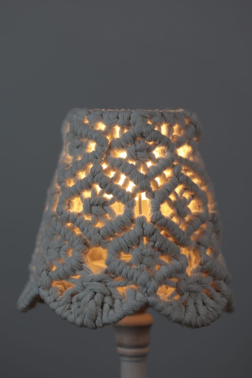 Abażur makramowy ∅16cm, wzór - diament, kolor - ecru, rękodzieło - oświetlony