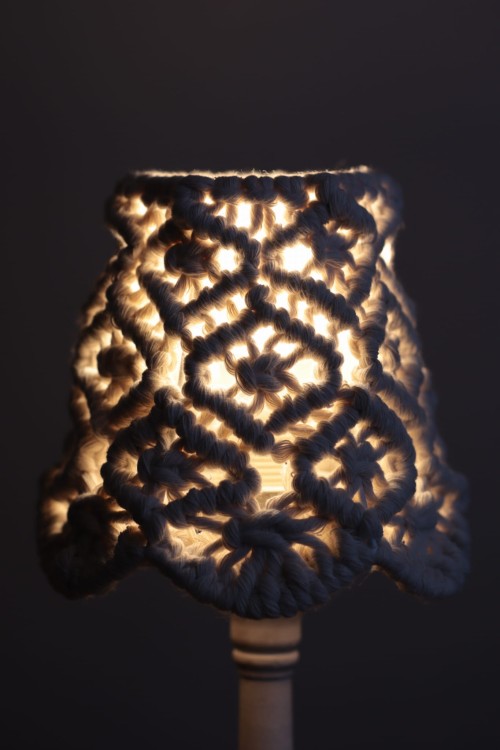 Abażur makramowy ∅16cm, wzór - diament, kolor - ecru, rękodzieło - dark mood