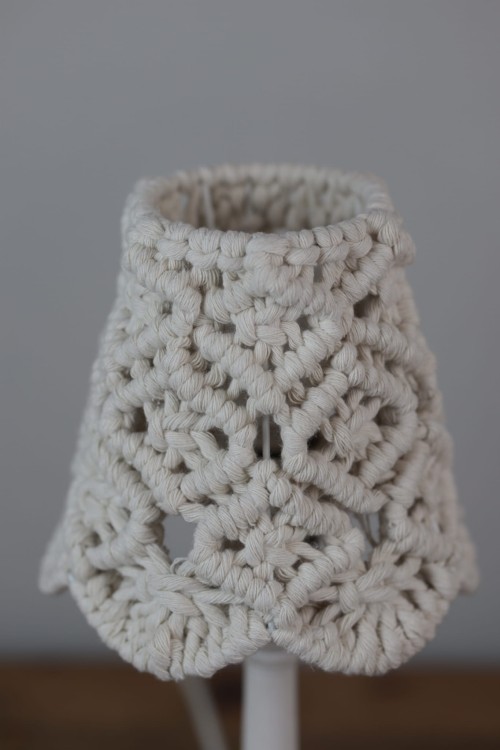 Abażur makramowy ∅16cm, wzór - diament, kolor - ecru, rękodzieło, zbliżenie