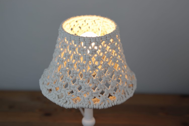 Abażur makramowy ∅24cm, wzór -płaski, kolor - ecru, rękodzieło, oświetlony