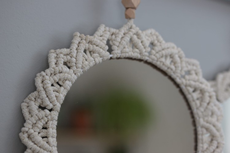 Lustro ∅20 cm, brązowe, oplot - naturalne złoto, rękodzieło - zbliżenie na szczegół