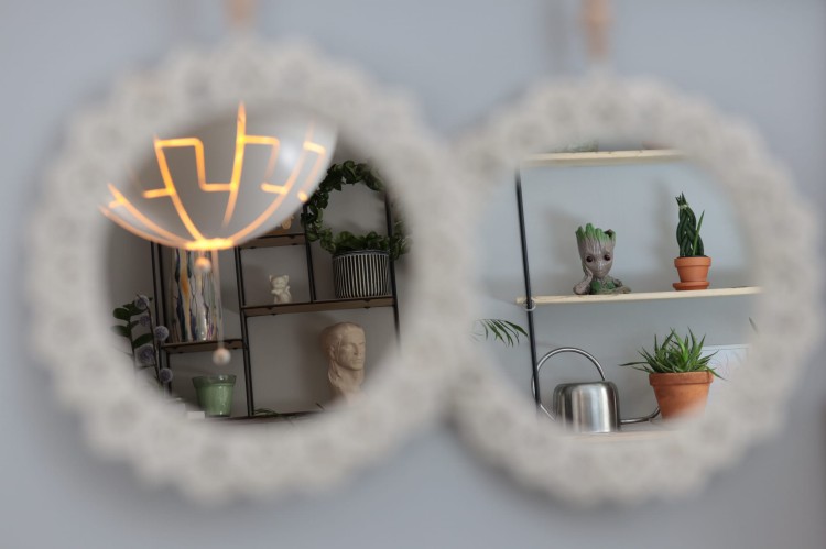 Porównanie lustra dymionego i zwykłego