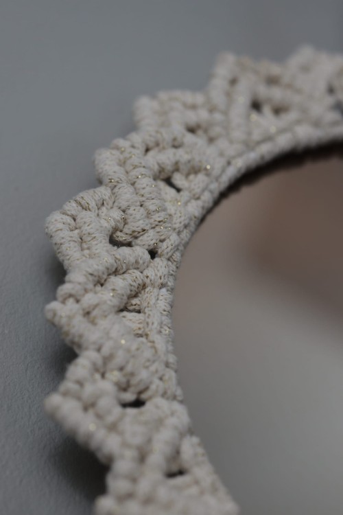 Lustro ∅20 cm, brązowe, oplot - naturalne złoto, rękodzieło - zbliżenie na szczegóły