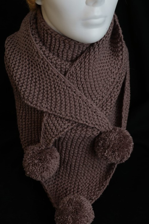Chusta trójkątna z pomponami, 100% wełna merino, ciemny beż.JPG