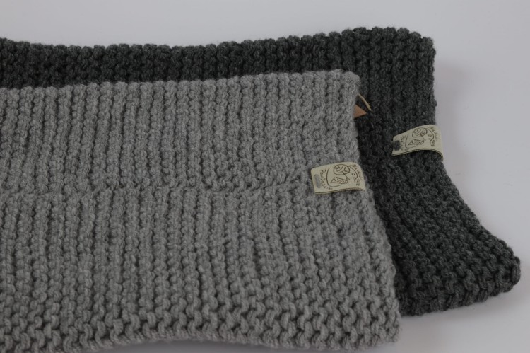 Komin, otulacz - 100% wełna merino, kolor - szary i grafit porównanie kolorów.JPG
