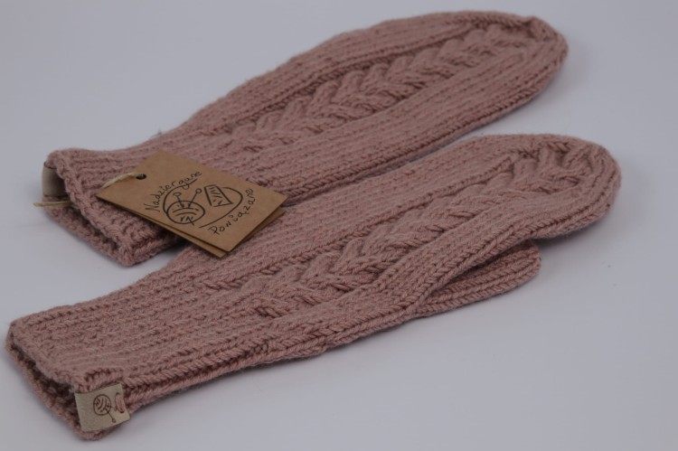 Rękawiczki jednopalczaste z warkoczem, 100% wełna merino, kolor - pustynna róża 1 (3).JPG