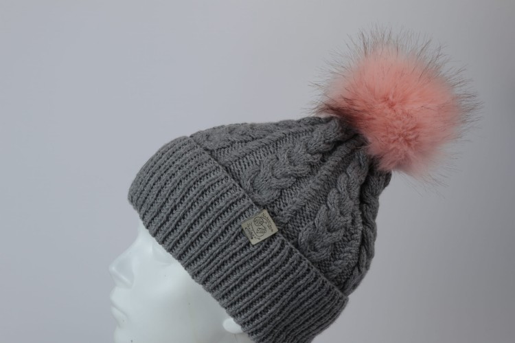 Czapka szara CHAŁKA (z warkoczami) z pomponem różówym z końcówkami podpalanymi na ciemny róż, Drops  BAby Merino (14).JPG