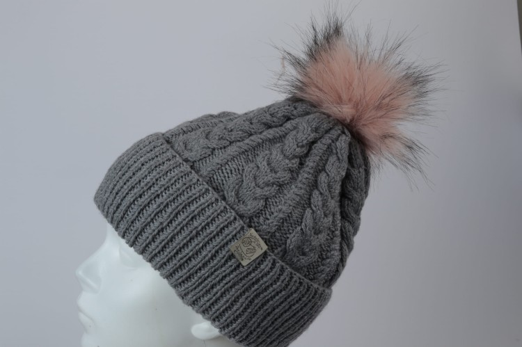 Czapka szara CHAŁKA (z warkoczami) z pomponem różowym z końcówkami podpalanymi na czarno Drops  BAby Merino (4).JPG