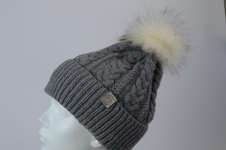 Czapka szara CHAŁKA (z warkoczami) z pomponem ecru z końcówkami podpalanymi na brąz, Drops  BAby Merino (3).JPG