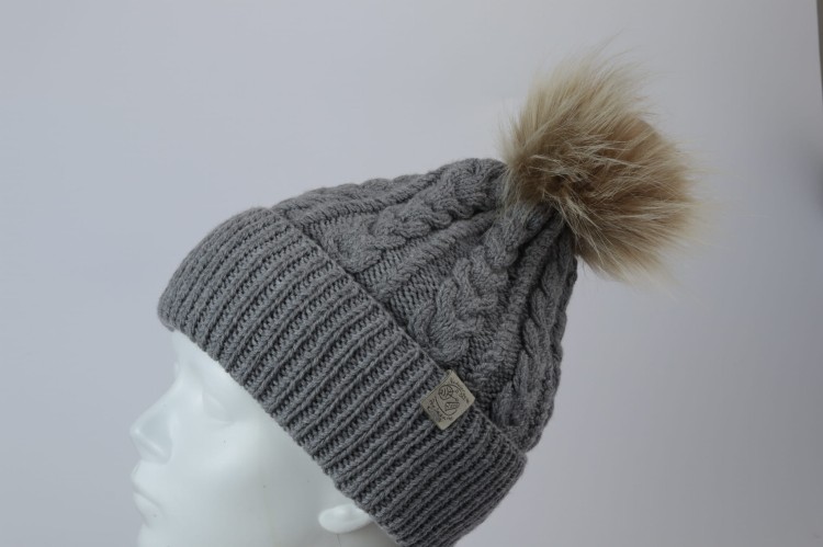 Czapka szara CHAŁKA (z warkoczami) z pomponem beżowymDrops  BAby Merino (5).JPG