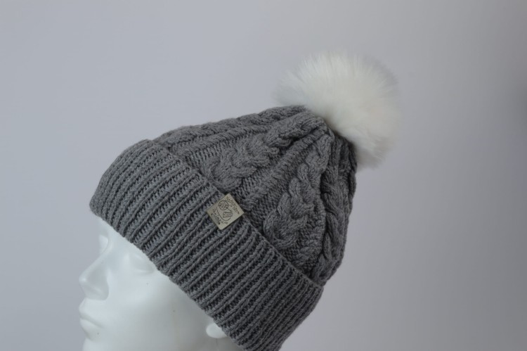 Czapka szara CHAŁKA (z warkoczami) z pomponem białym z krótkim włosem, Drops  BAby Merino (11).JPG