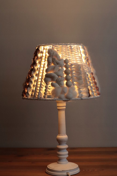 abażur tkany fi 22, widok całość, oświetlony, przykładowa aranżacja