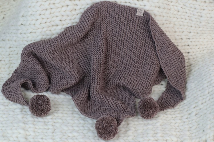 Wełniana chusta trójkątna z pomponami, 100% wełna merino, rękodzieło, rozmiar uniwersalny, kolor - ciemny beż