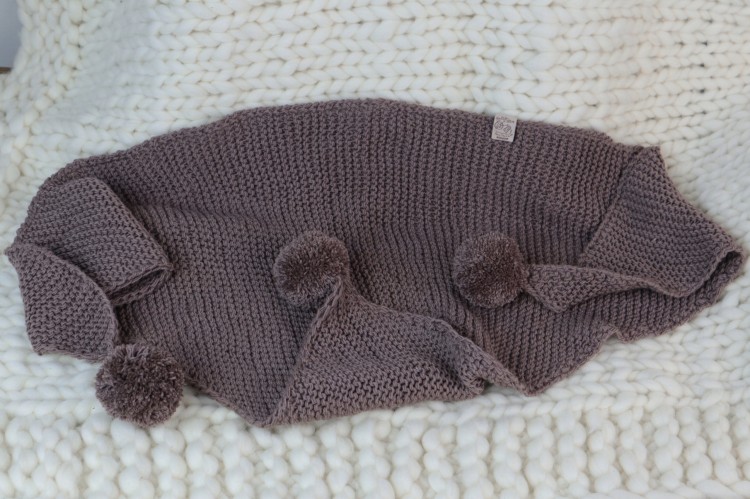 Wełniana chusta trójkątna z pomponami, 100% wełna merino, rękodzieło, rozmiar uniwersalny, kolor - ciemny beż