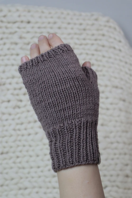 Wełniany zestaw zimowy 3w1 - 100% wełna merino, francuz, rękodzieło, rozmiar - uniwersalny, damski, kolor - ciemny beż, mitenka na dłoni damskiej